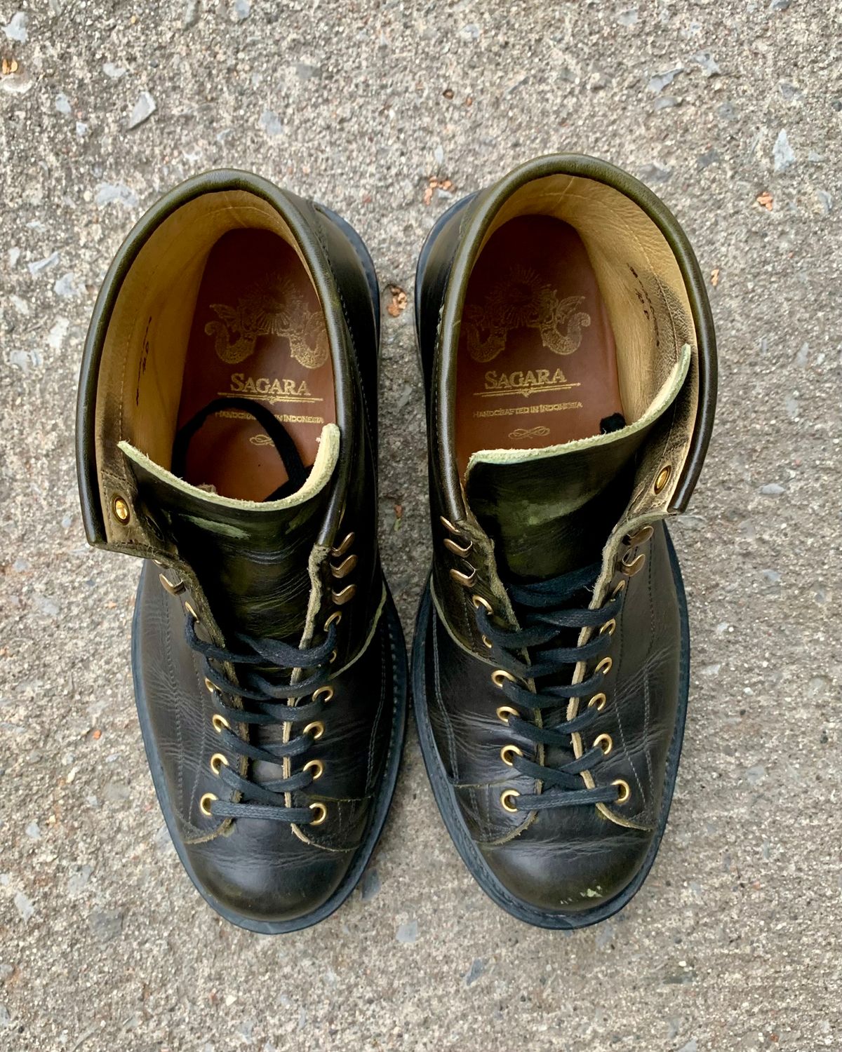Photo by xavierwt on November 5, 2022 of the Sagara Cordmaster in Badalassi Carlo Oliva Minerva Overdyed Black.
