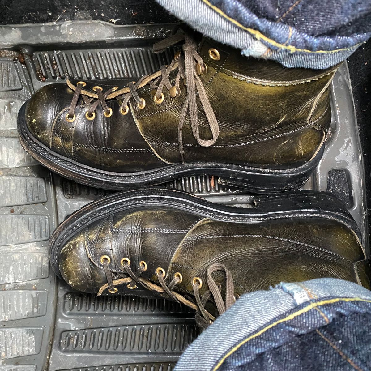 Photo by xavierwt on December 23, 2022 of the Sagara Cordmaster in Badalassi Carlo Oliva Minerva Overdyed Black.
