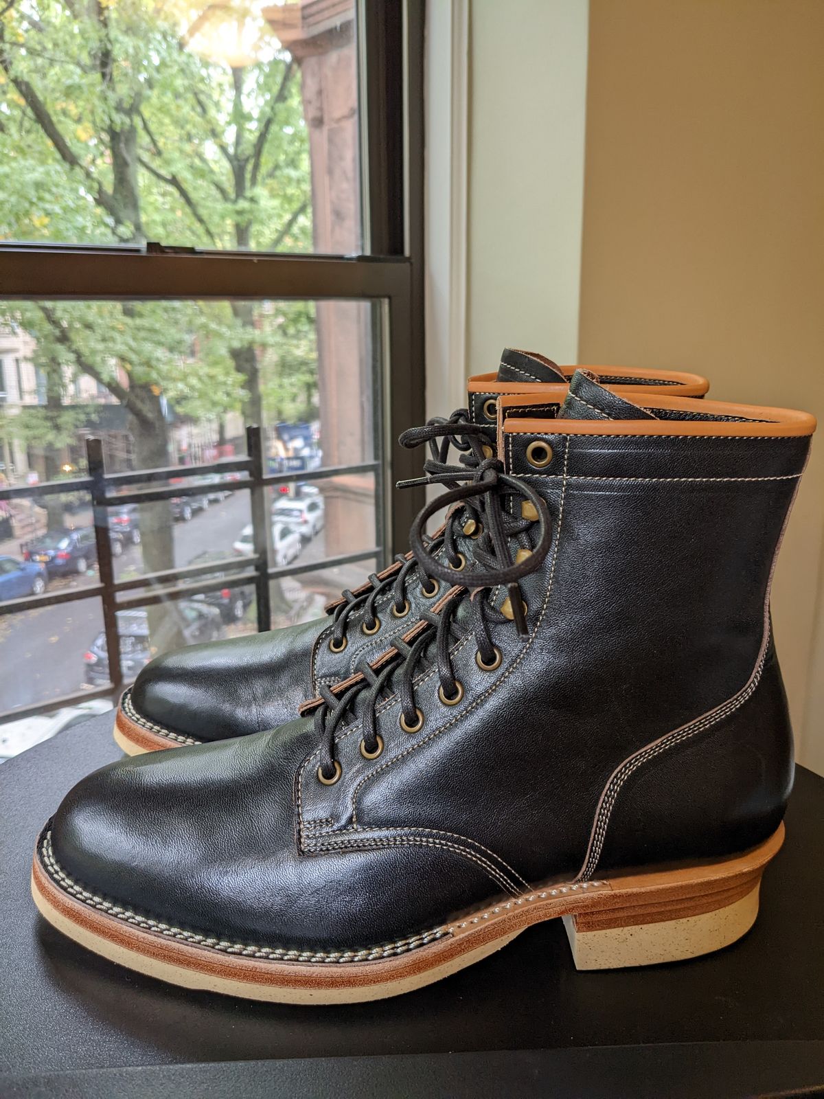 Photo by RaisingTheBar on October 1, 2022 of the Monroe 19927 in Shinki Black Oiled Horsebutt.