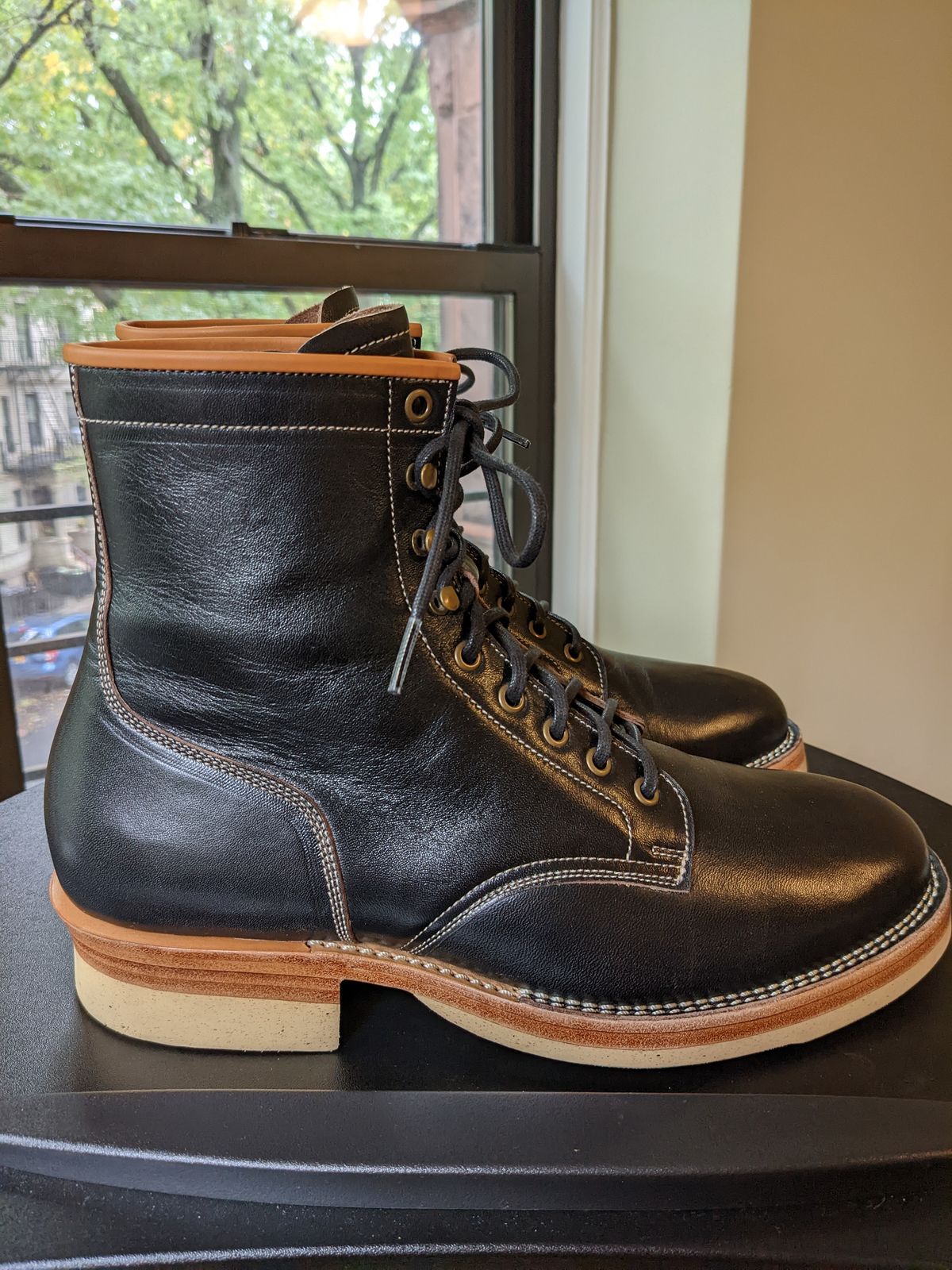 Photo by RaisingTheBar on October 1, 2022 of the Monroe 19927 in Shinki Black Oiled Horsebutt.