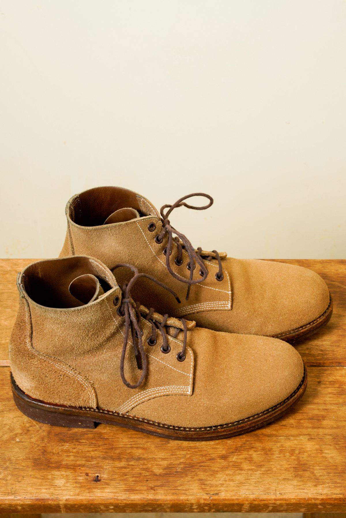 Photo by putzinboots on November 2, 2023 of the Oak Street Bootmakers Field Boot in Horween Marine Field Roughout.