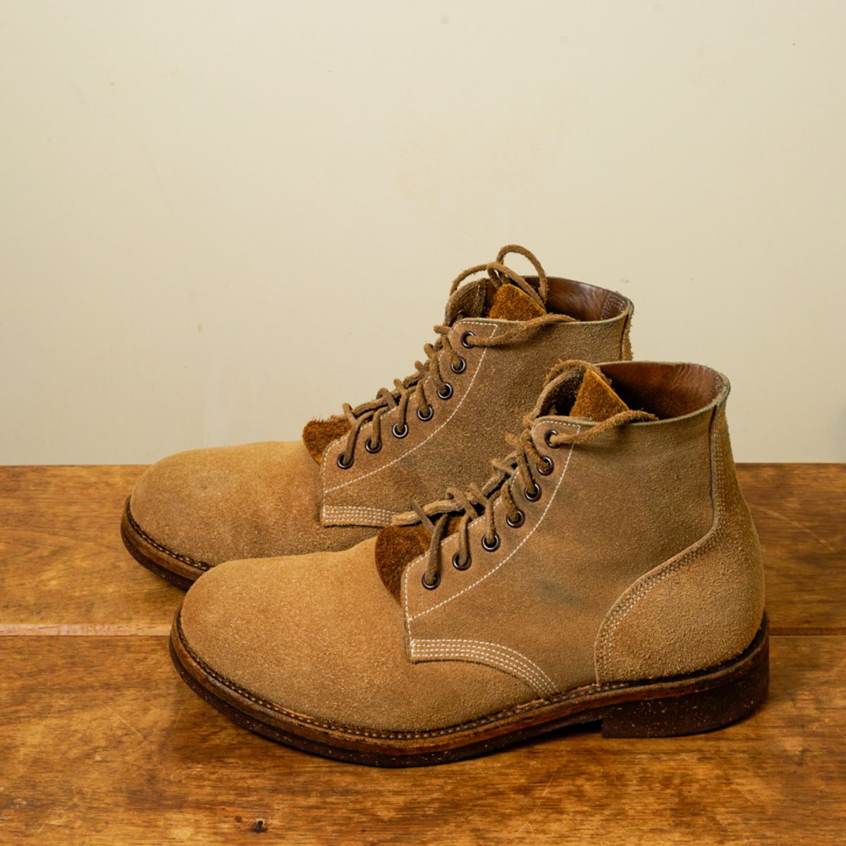 Photo by putzinboots on December 2, 2023 of the Oak Street Bootmakers Field Boot in Horween Marine Field Roughout.