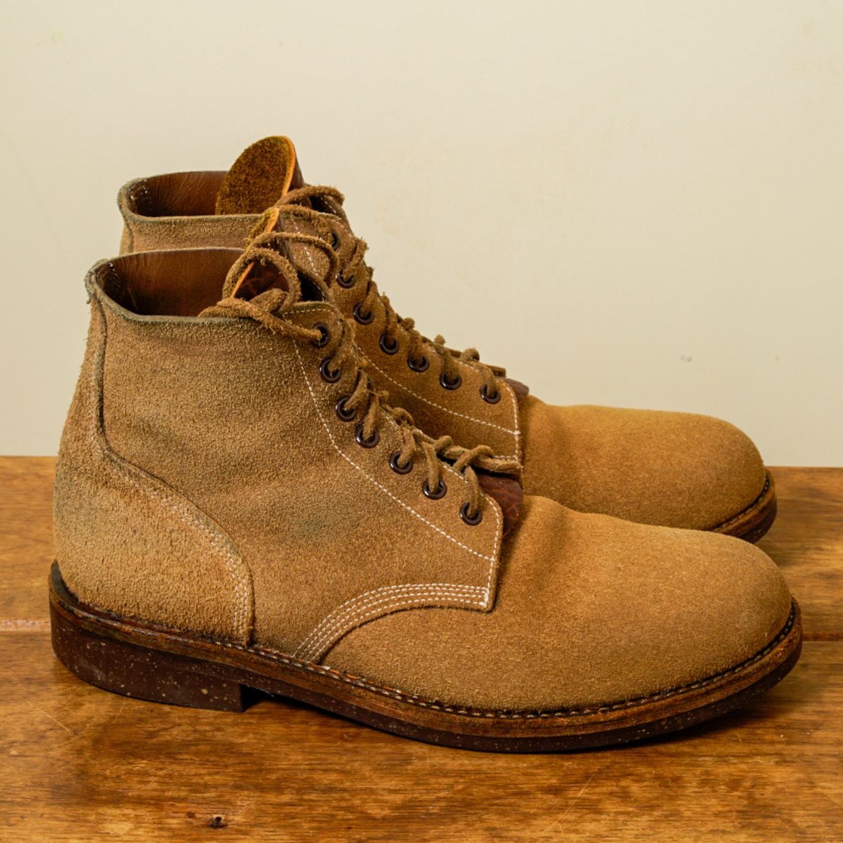 Photo by putzinboots on January 1, 2024 of the Oak Street Bootmakers Field Boot in Horween Marine Field Roughout.