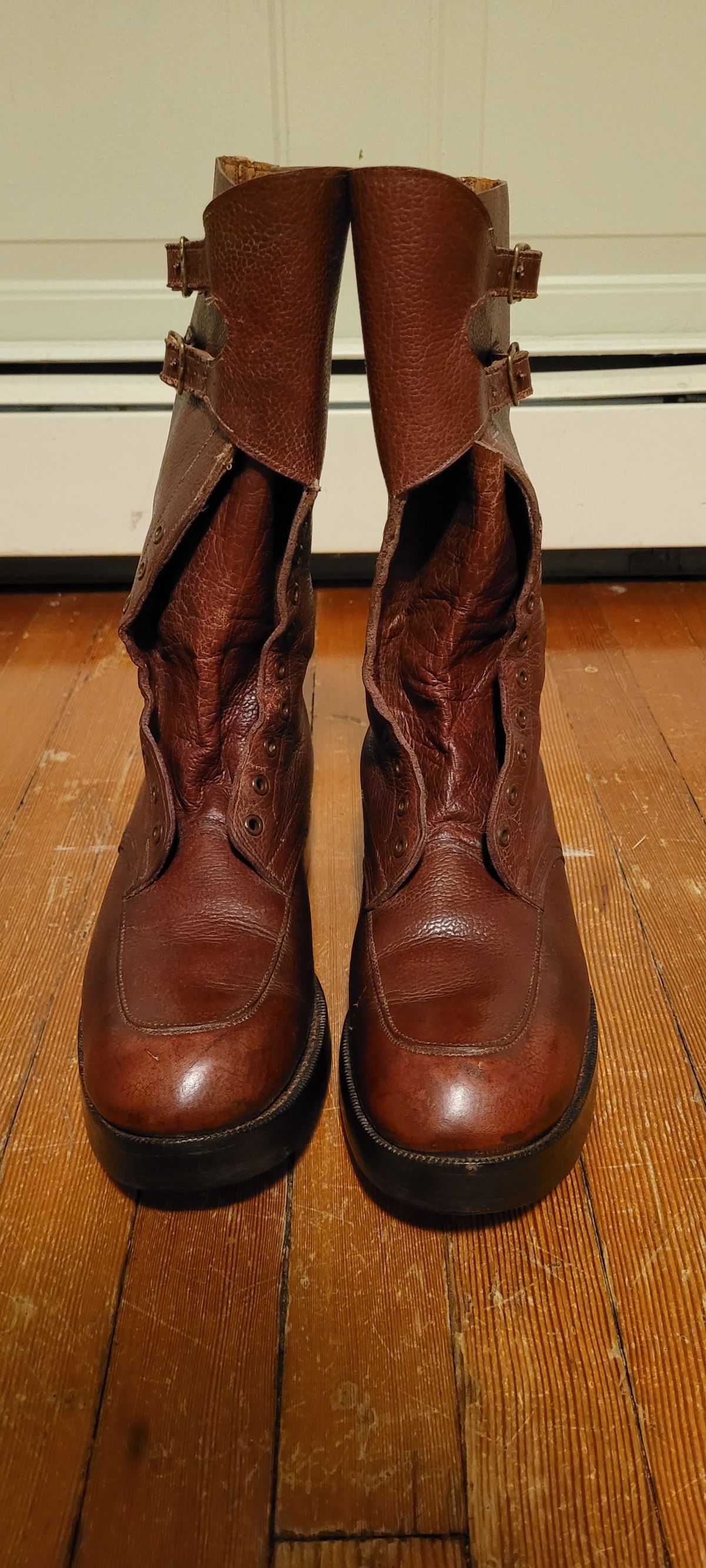 Photo by Argyle89 on October 1, 2023 of the Moccasin Makers Northampton 1945 in Unknown Leather.