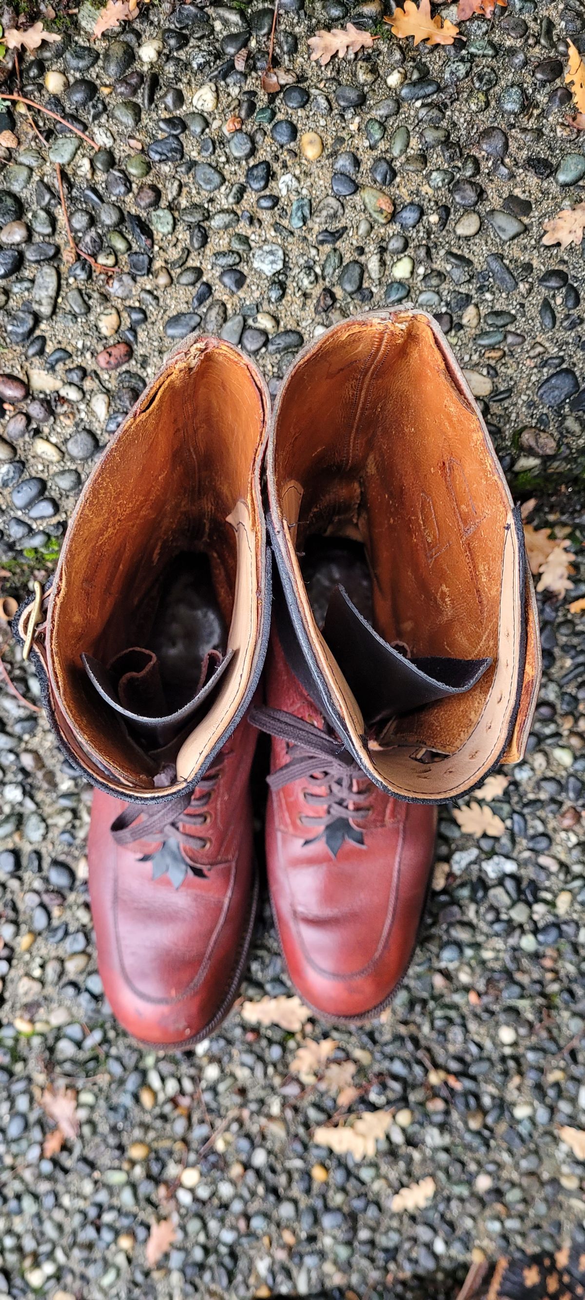 Photo by Argyle89 on November 3, 2023 of the Moccasin Makers Northampton 1945 in Unknown Leather.