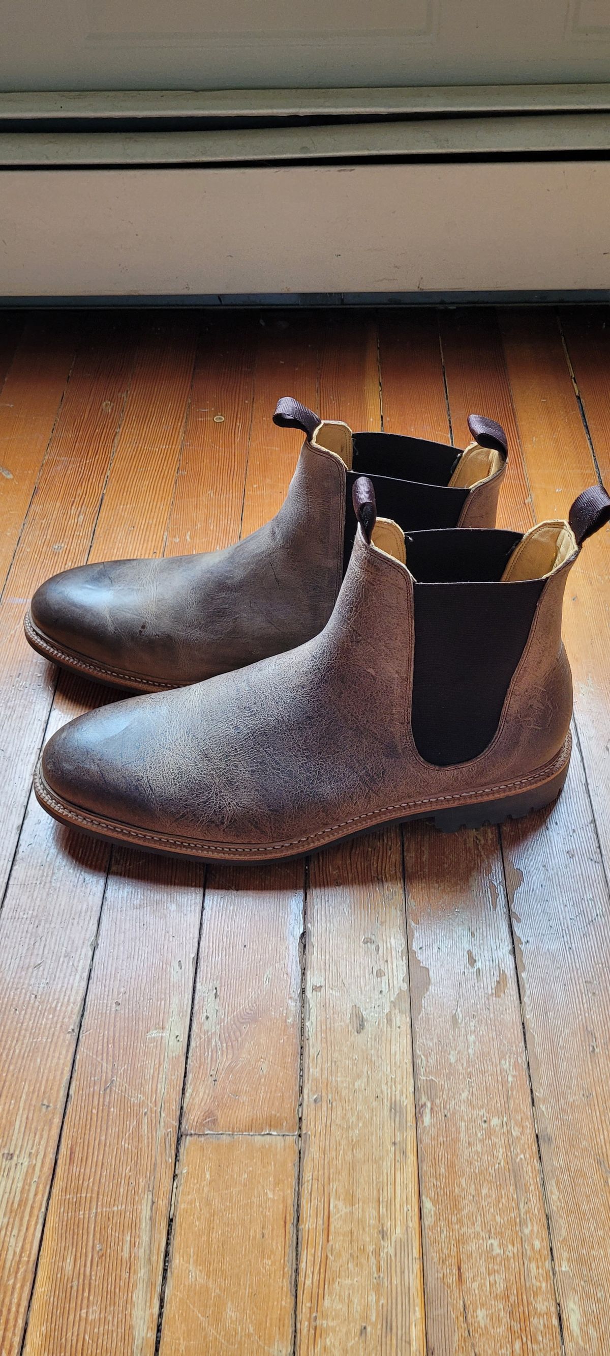 Photo by Argyle89 on November 2, 2023 of the Meermin Chelsea Boot in C.F. Stead Gaucho Waxy Kudu.