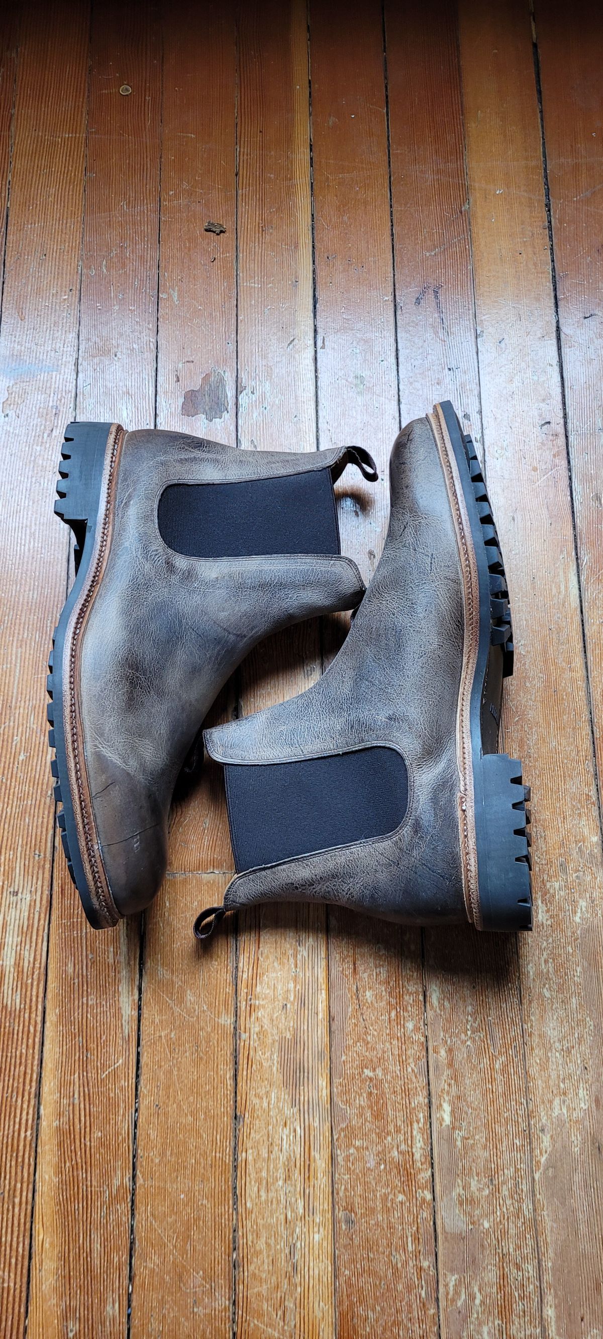 Photo by Argyle89 on November 2, 2023 of the Meermin Chelsea Boot in C.F. Stead Gaucho Waxy Kudu.