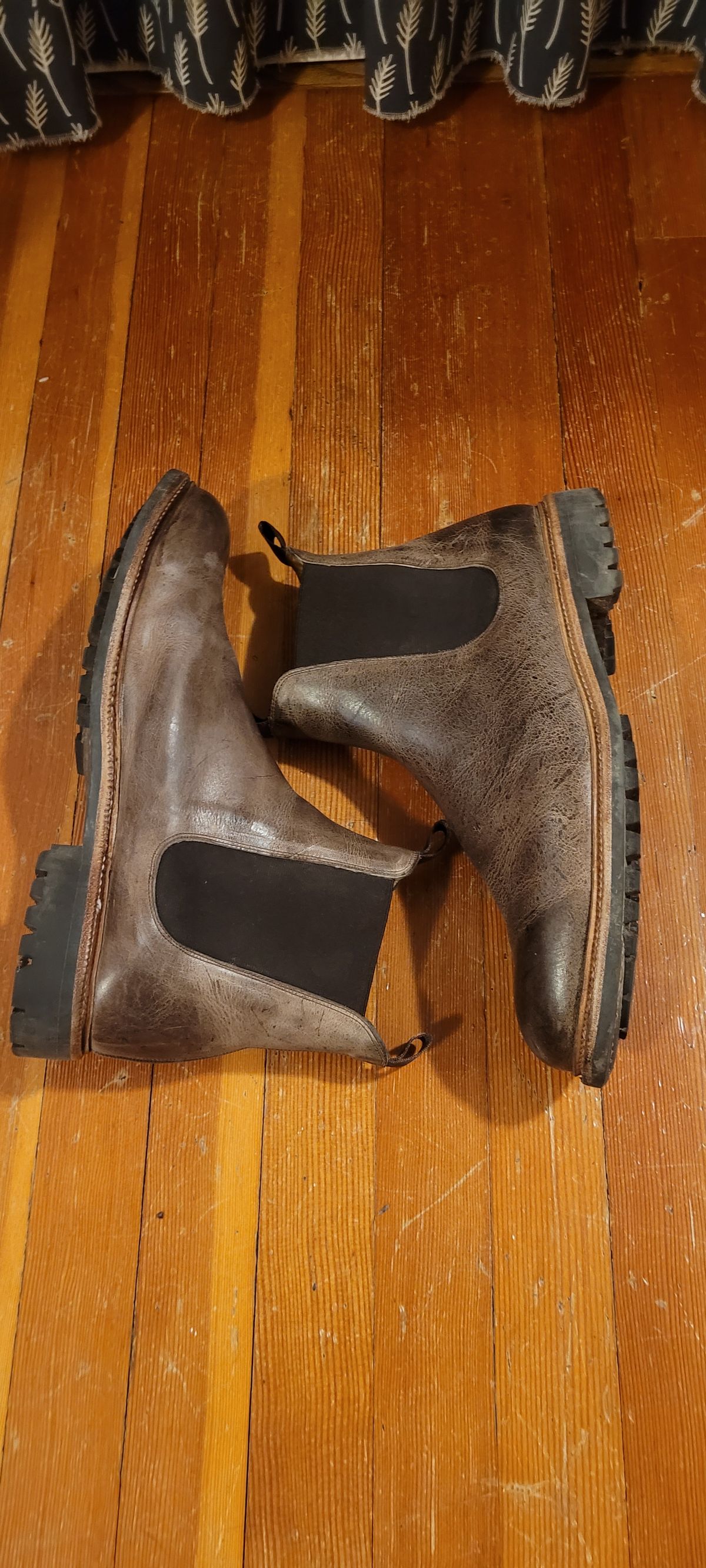 Photo by Argyle89 on January 6, 2024 of the Meermin Chelsea Boot in C.F. Stead Gaucho Waxy Kudu.