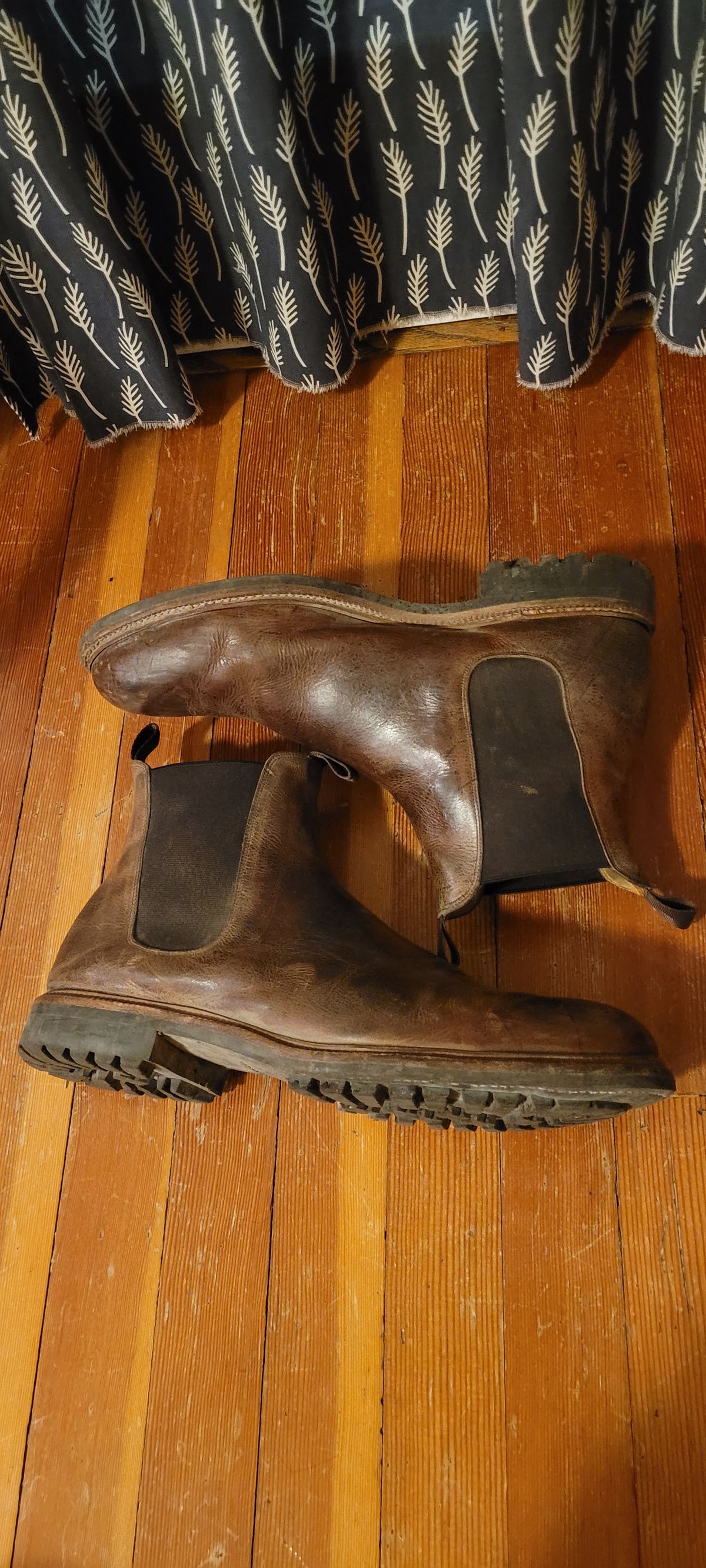 Photo by Argyle89 on February 6, 2024 of the Meermin Chelsea Boot in C.F. Stead Gaucho Waxy Kudu.