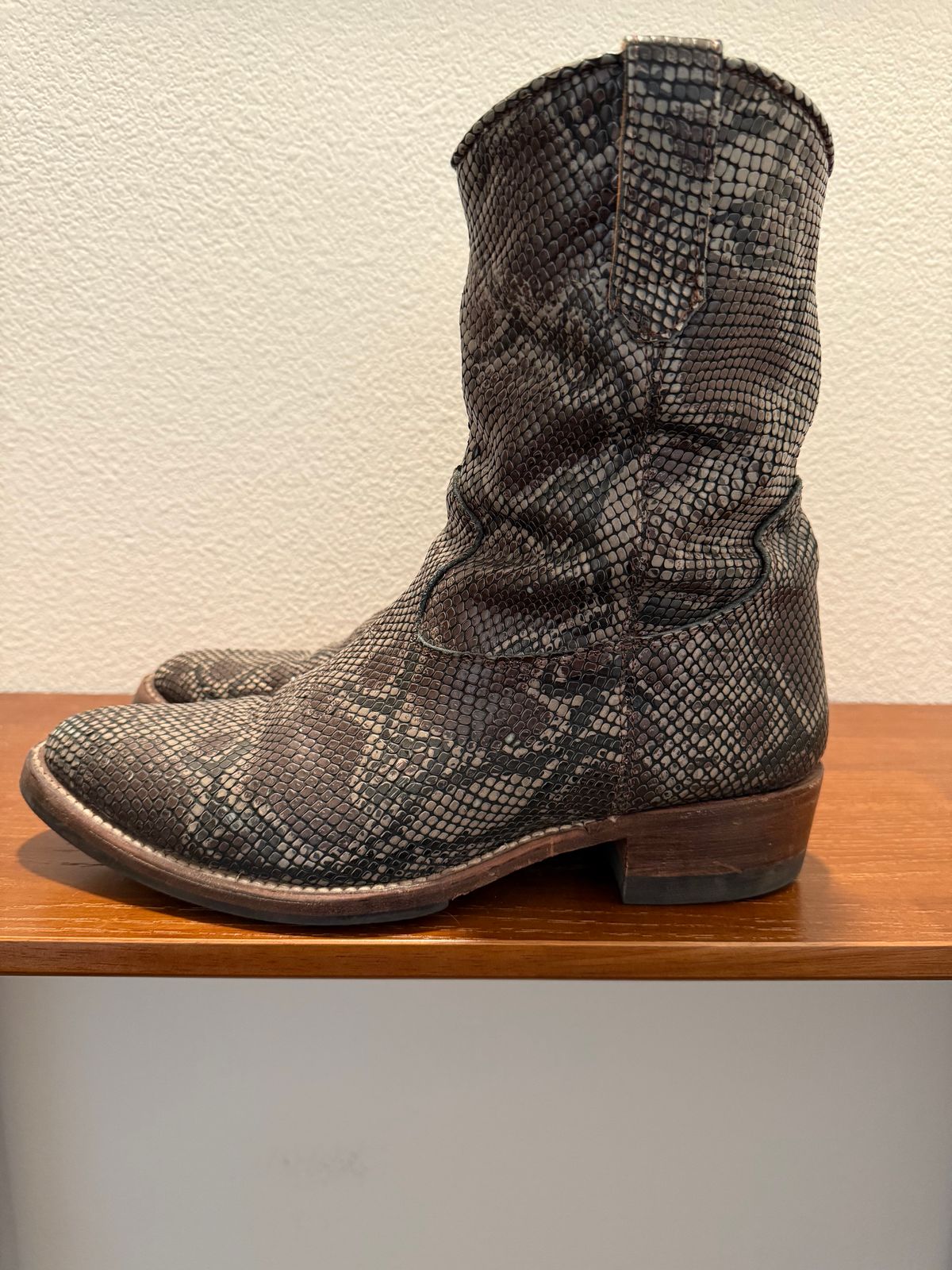 Photo by andrew_mier on January 24, 2025 of the Santa Rosa boots Heartbreaker in Snake Embossed Cowhide.