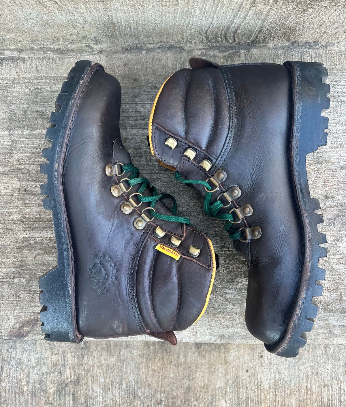 Photo by semperfi9119 on November 6, 2024 of the Jim Green Razorback in Brown Full Grain.