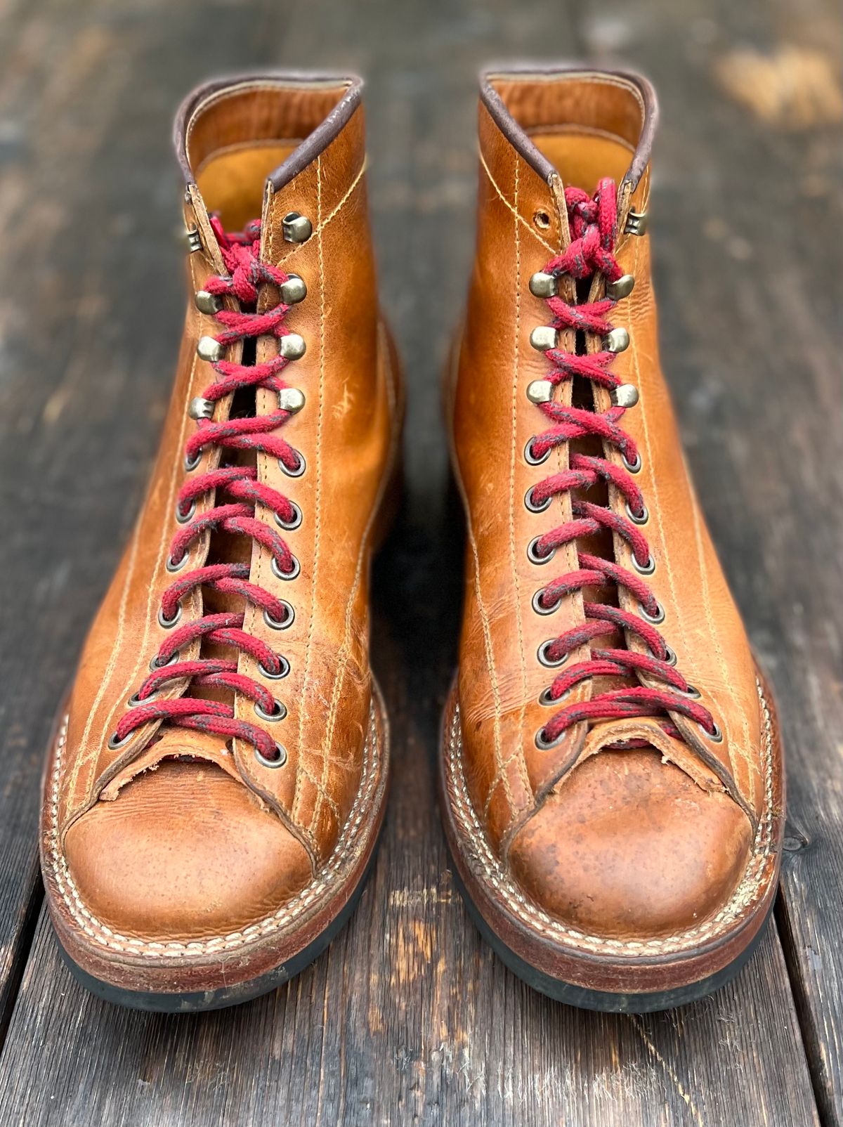 Photo by semperfi9119 on November 2, 2022 of the Hidalgo Boots Monkey Boot in Indonesian Java Brown Pull Up.