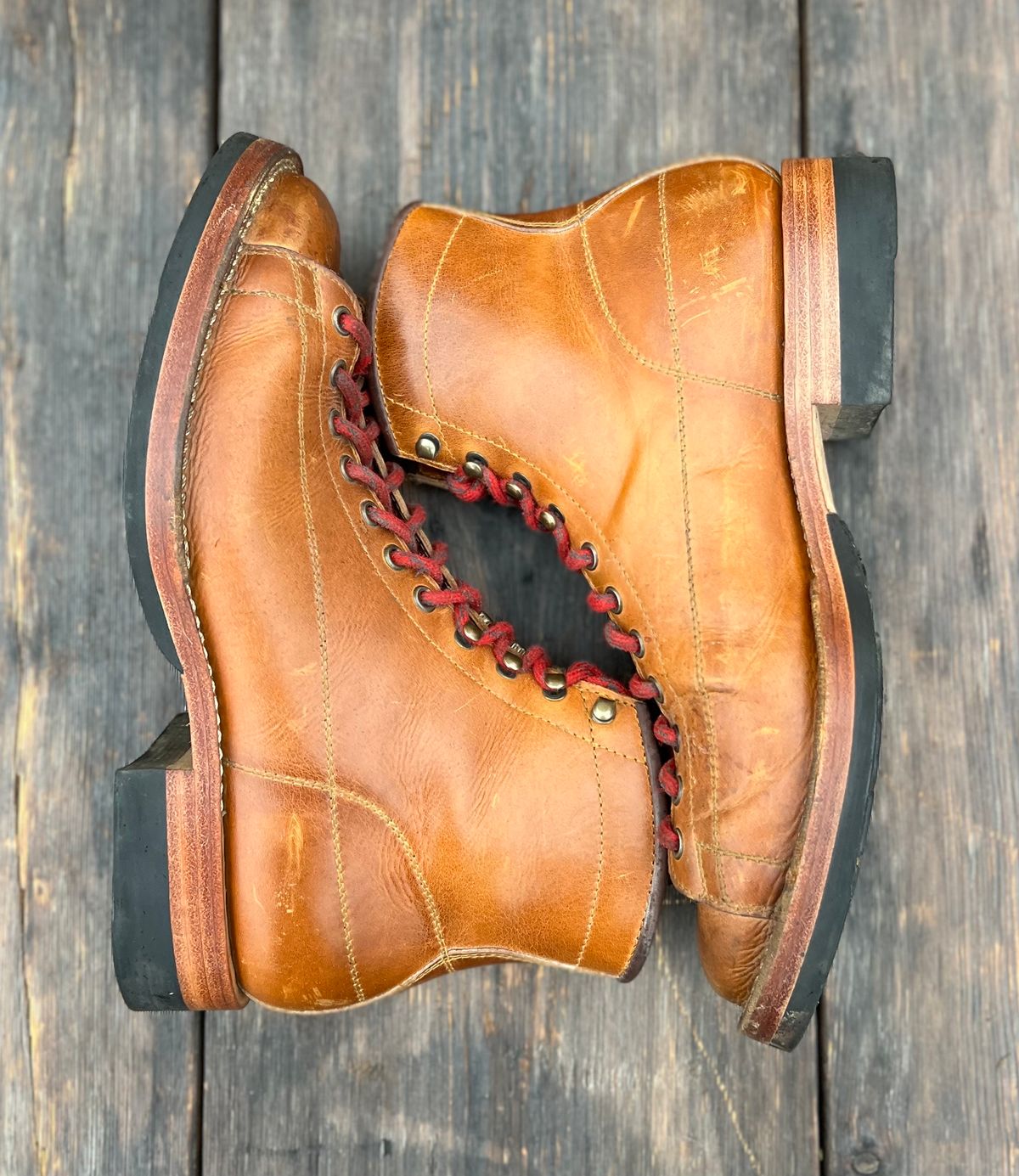 Photo by semperfi9119 on November 2, 2022 of the Hidalgo Boots Monkey Boot in Indonesian Java Brown Pull Up.