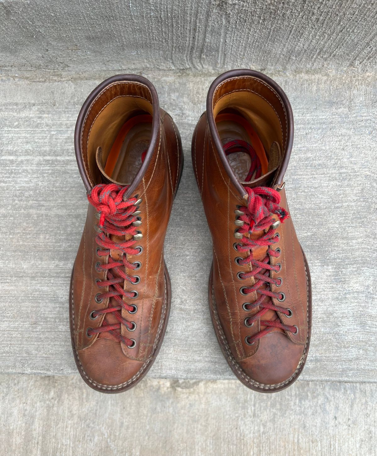 Photo by semperfi9119 on February 5, 2023 of the Hidalgo Boots Monkey Boot in Indonesian Java Brown Pull Up.