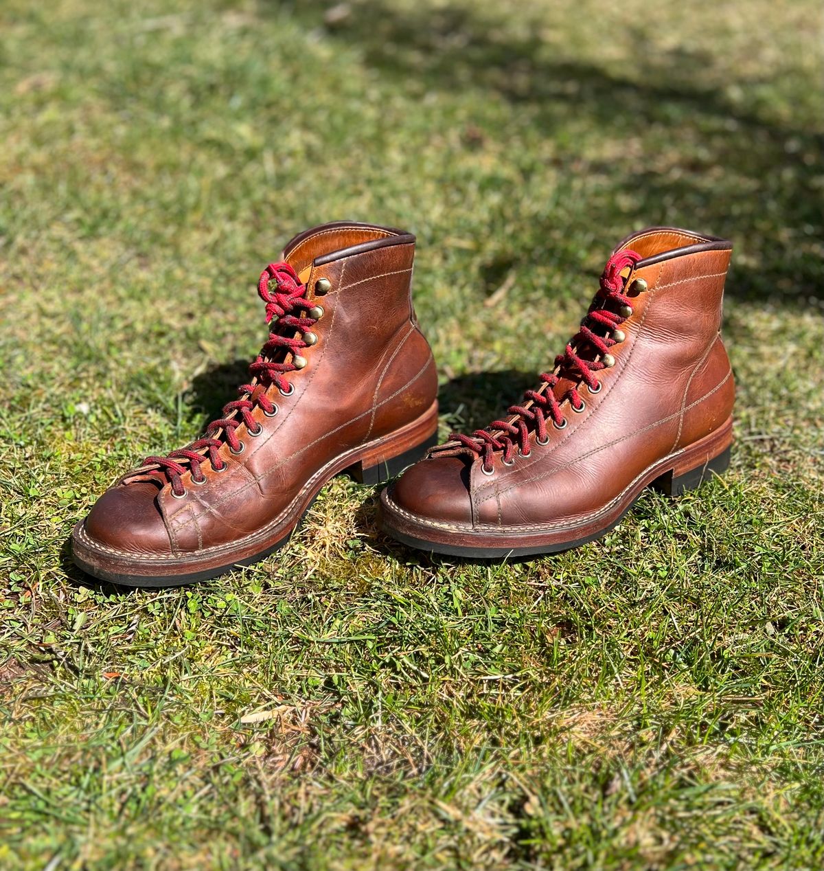 Photo by semperfi9119 on April 1, 2023 of the Hidalgo Boots Monkey Boot in Indonesian Java Brown Pull Up.