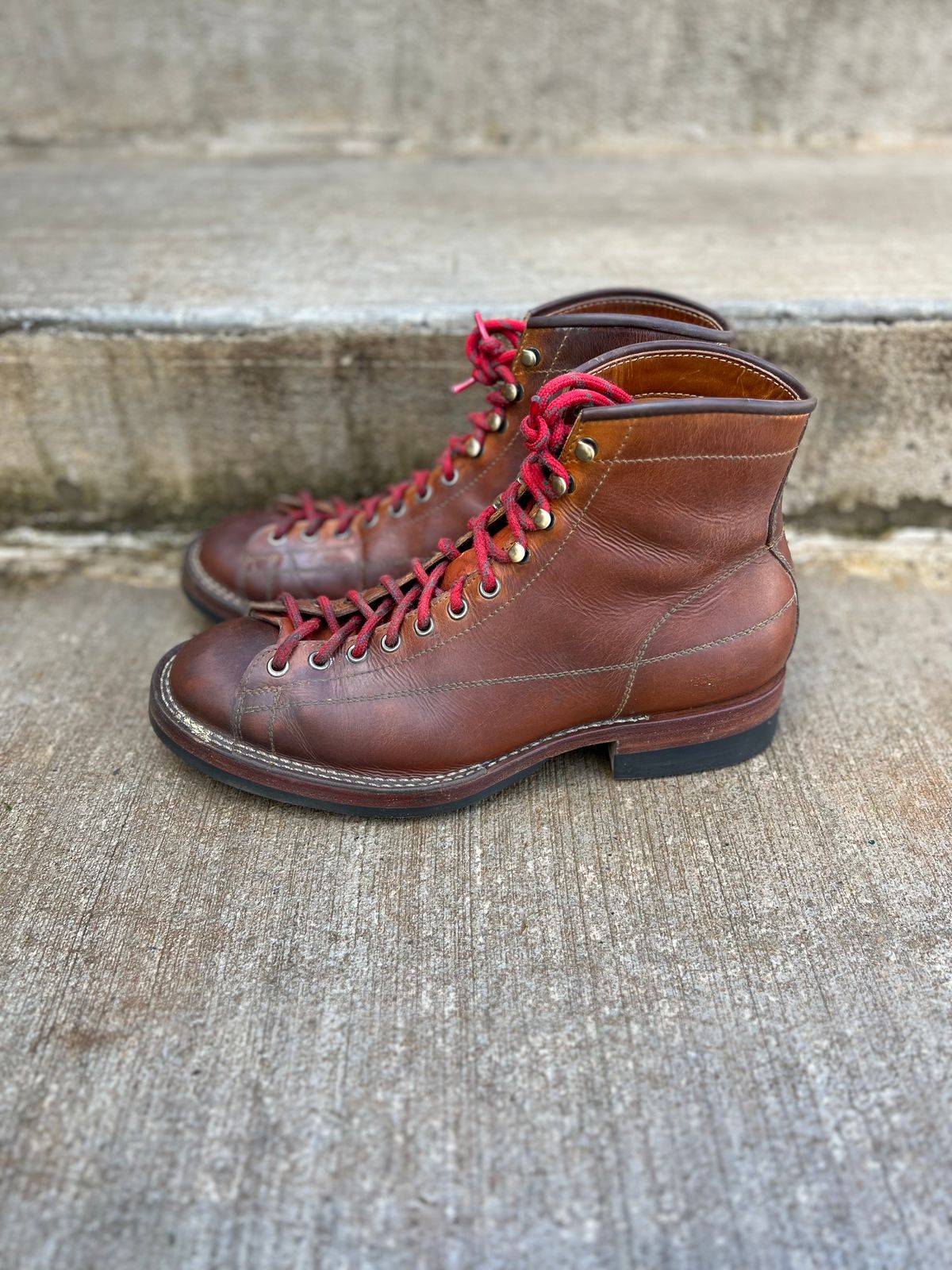 Photo by semperfi9119 on April 1, 2023 of the Hidalgo Boots Monkey Boot in Indonesian Java Brown Pull Up.