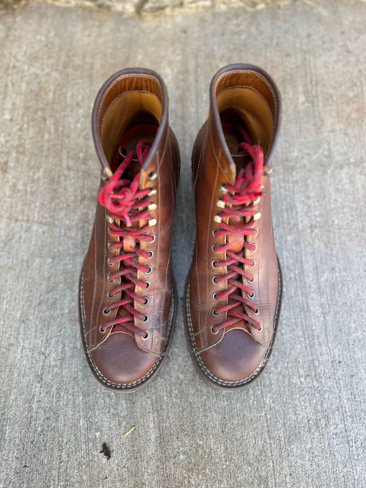 Photo by semperfi9119 on April 1, 2023 of the Hidalgo Boots Monkey Boot in Indonesian Java Brown Pull Up.