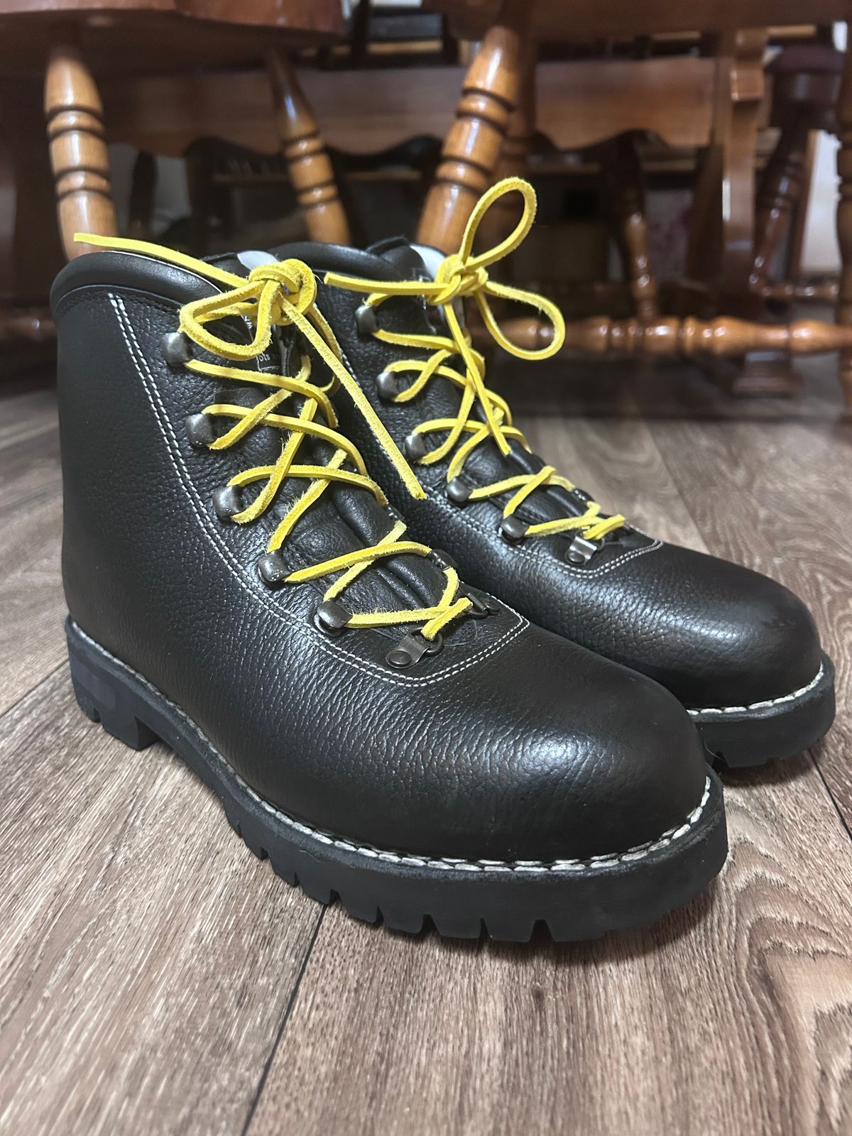 Photo by even on May 24, 2026 of the Peter Limmer and Sons Standard in Seidel Black Bullhide.