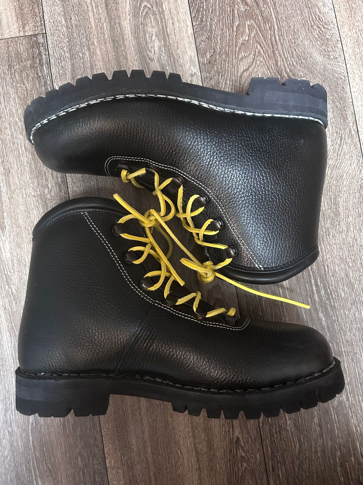 Photo by even on May 24, 2026 of the Peter Limmer and Sons Standard in Seidel Black Bullhide.