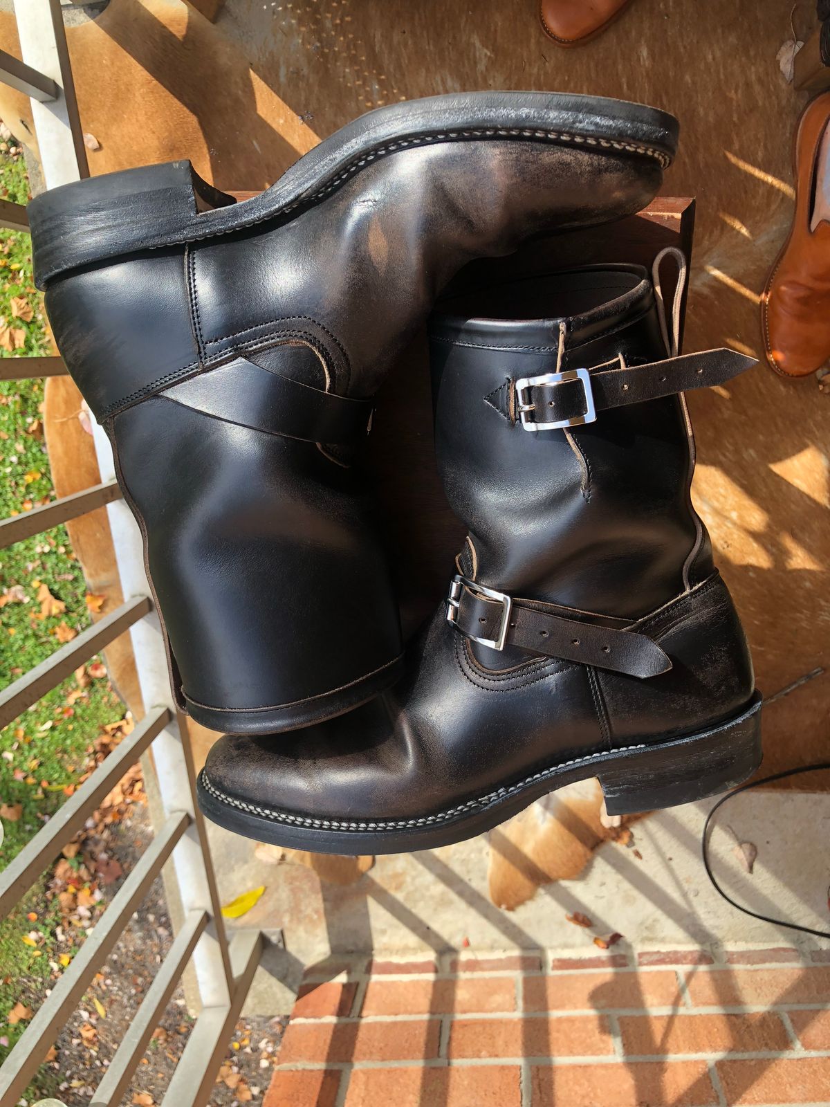 Photo by Daniel.S.Latham on November 5, 2022 of the Viberg Engineer in Maryam Black Horsebutt.