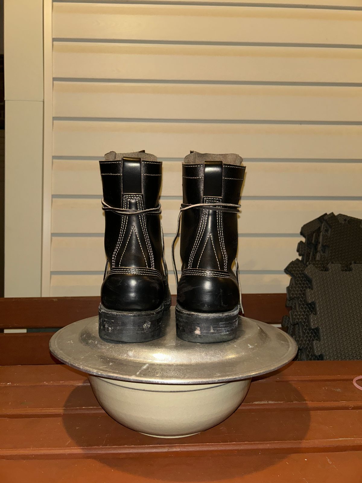 Photo by Daniel.S.Latham on November 6, 2025 of the White's Farmer/Rancher in Horween Black Chromexcel Horsehide & Horween Black Waxed Flesh.