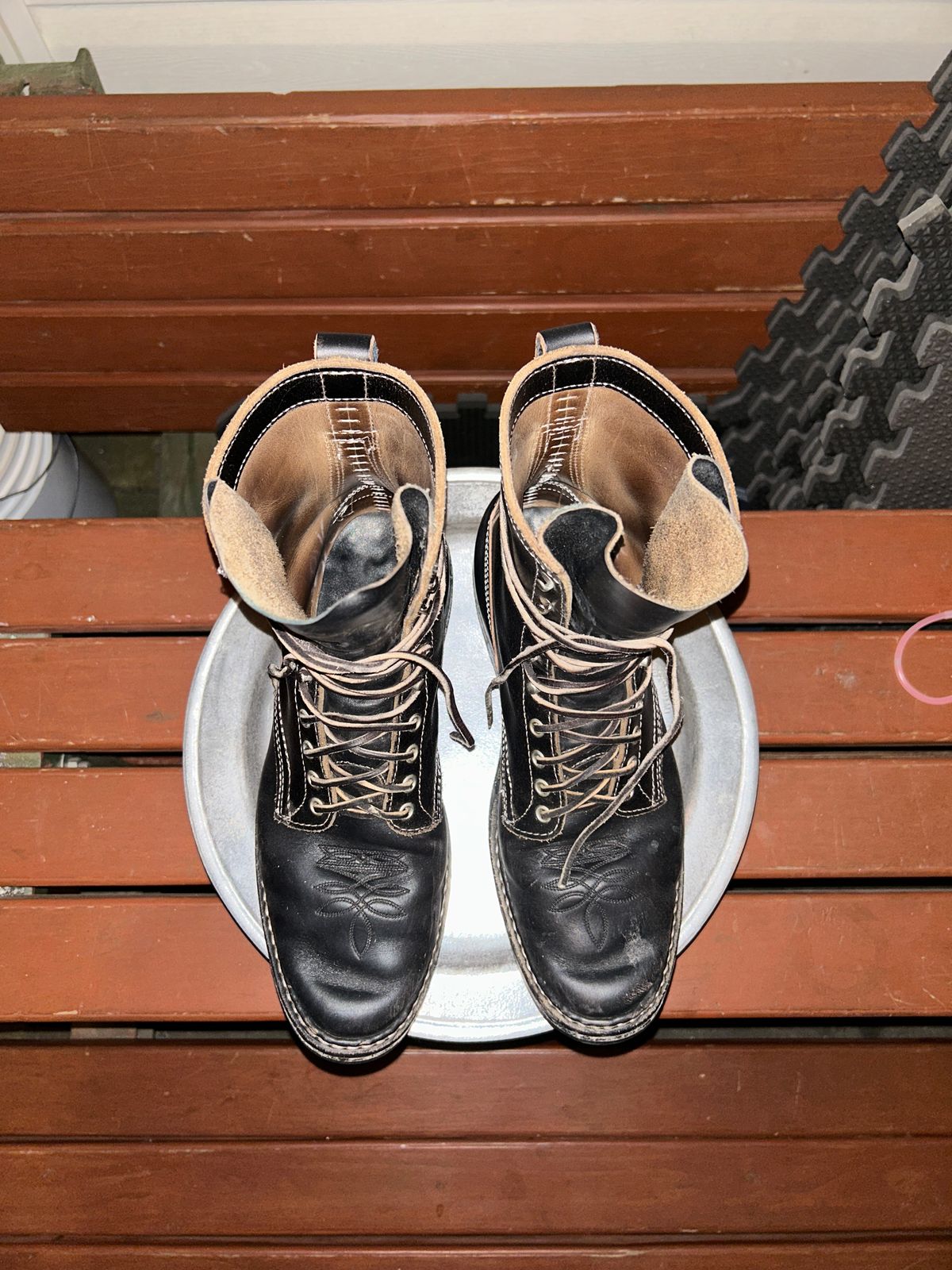 Photo by Daniel.S.Latham on November 6, 2025 of the White's Farmer/Rancher in Horween Black Chromexcel Horsehide & Horween Black Waxed Flesh.