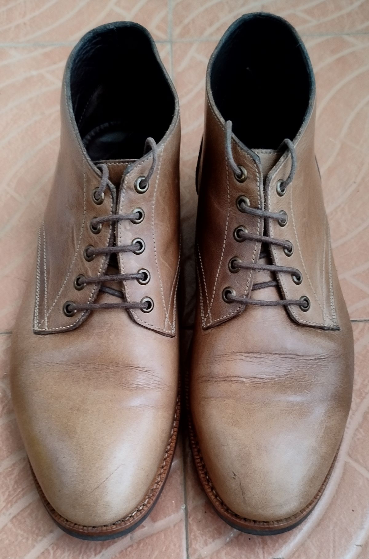 Photo by altobuff on February 5, 2024 of the Blkbrd Shoemaker Walburg 5-Eyelet Chukka Boot in Horween Natural Chromexcel.
