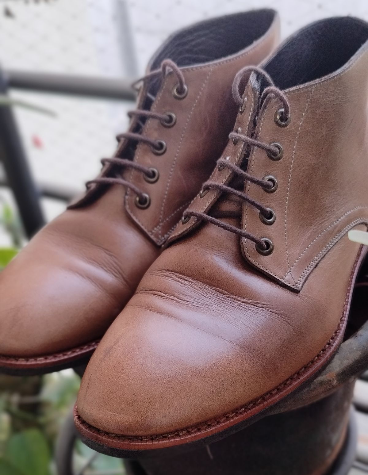 Photo by altobuff on April 4, 2024 of the Blkbrd Shoemaker Walburg 5-Eyelet Chukka Boot in Horween Natural Chromexcel.