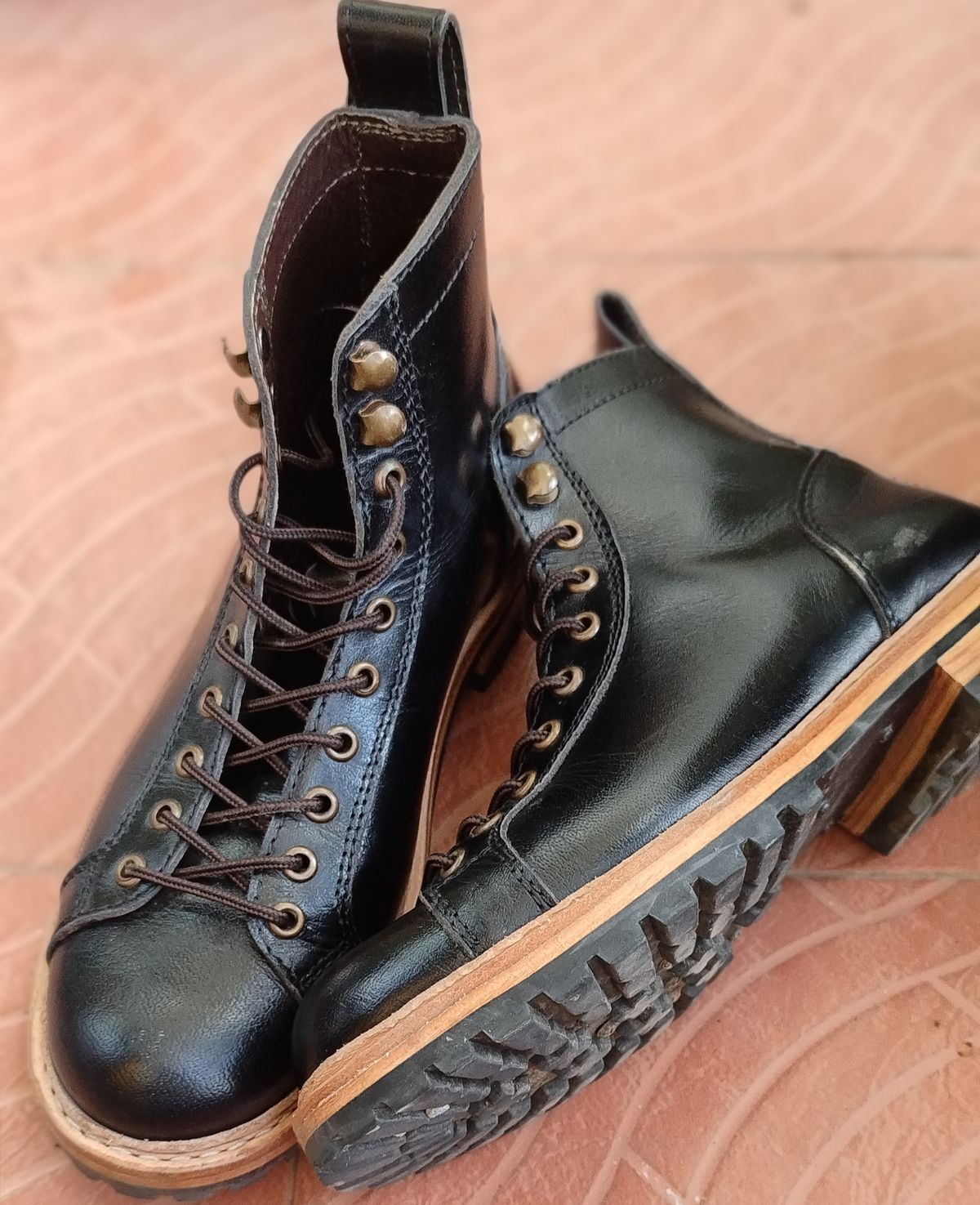 Photo by altobuff on November 4, 2024 of the Craft & Glory Monkey Explorer Boots in Raven Black Buffalo Leathee.