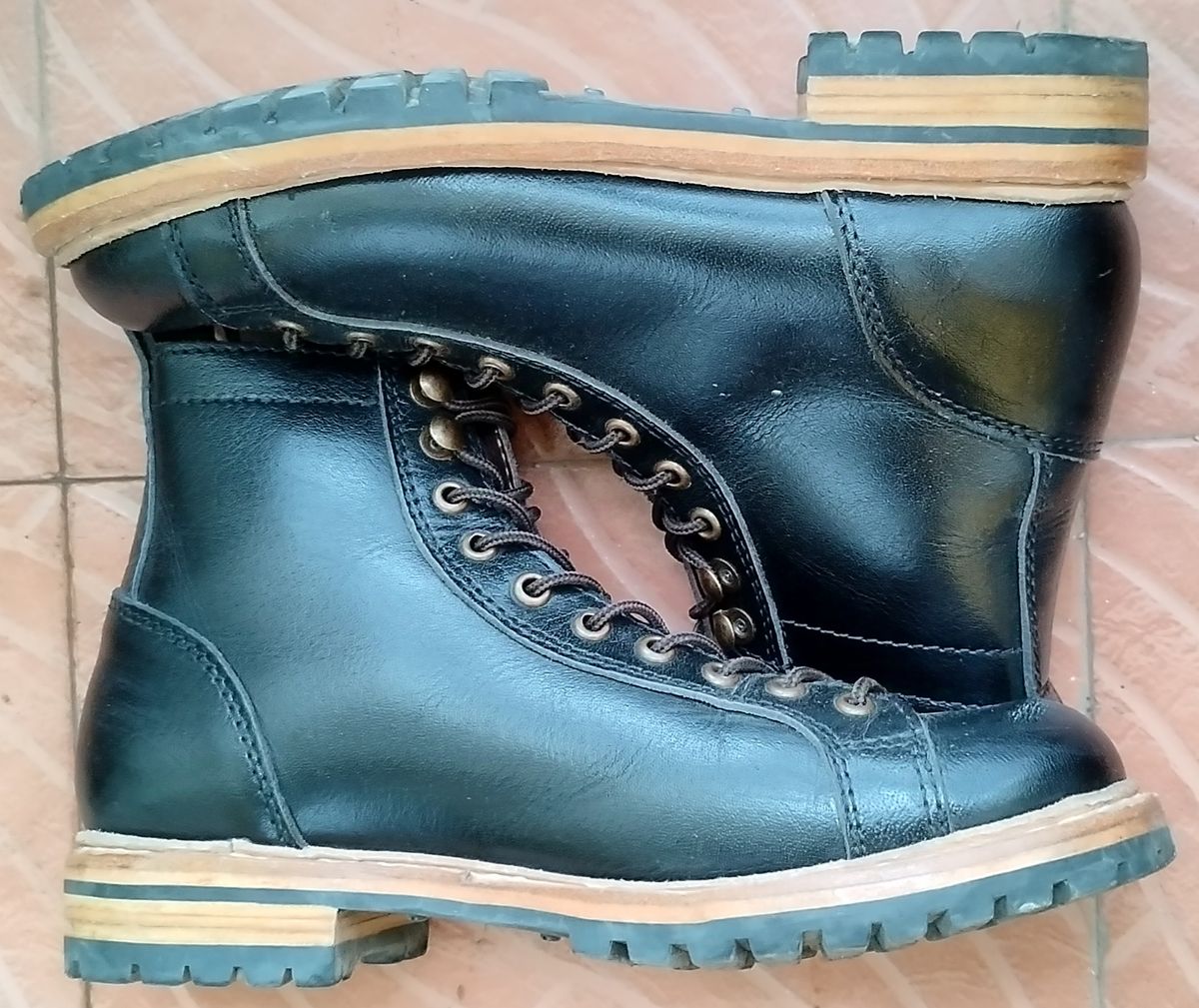 Photo by altobuff on December 5, 2024 of the Craft & Glory Monkey Explorer Boots in Raven Black Buffalo Leathee.