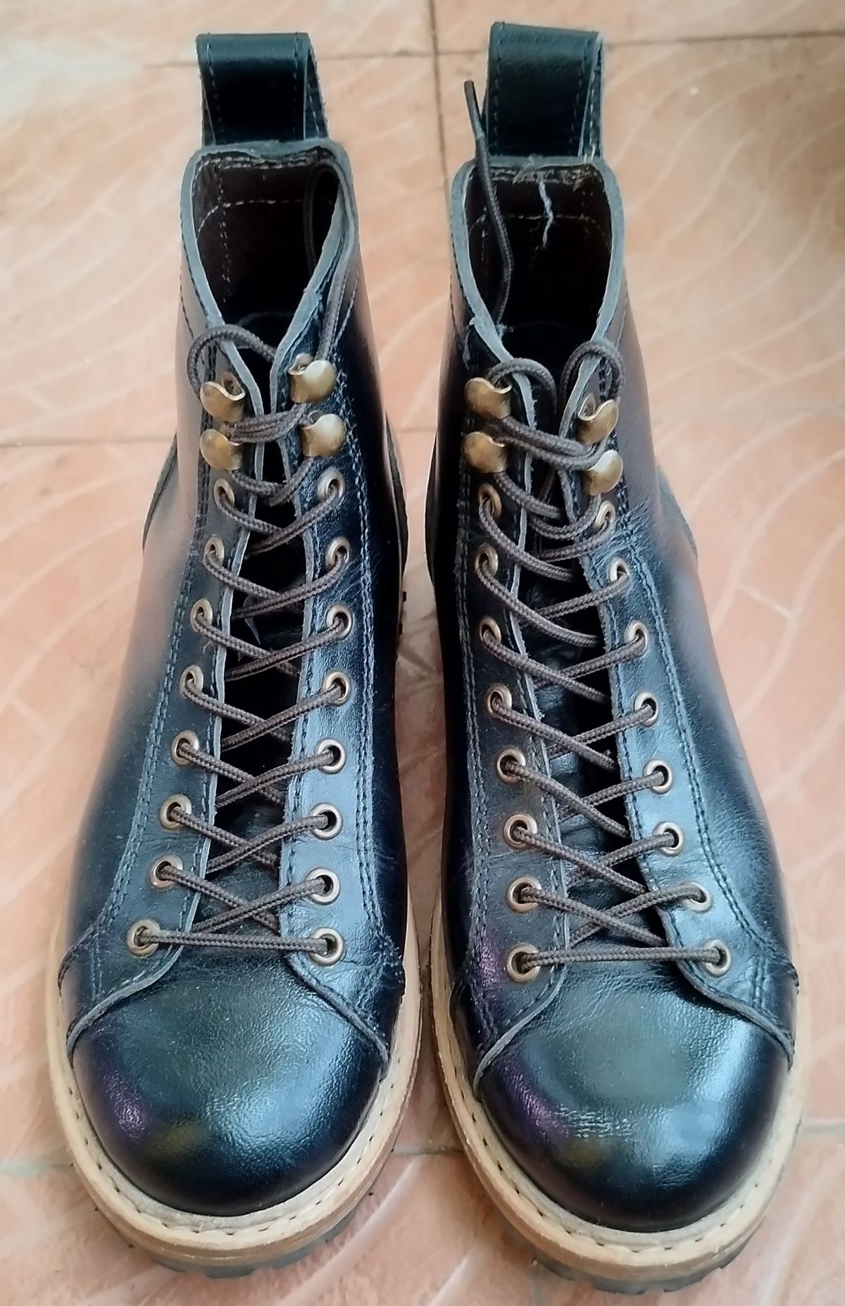 Photo by altobuff on December 5, 2024 of the Craft & Glory Monkey Explorer Boots in Raven Black Buffalo Leathee.