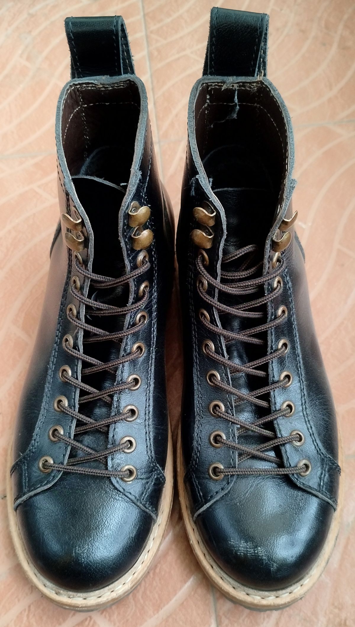 Photo by altobuff on January 5, 2025 of the Craft & Glory Monkey Explorer Boots in Raven Black Buffalo Leathee.