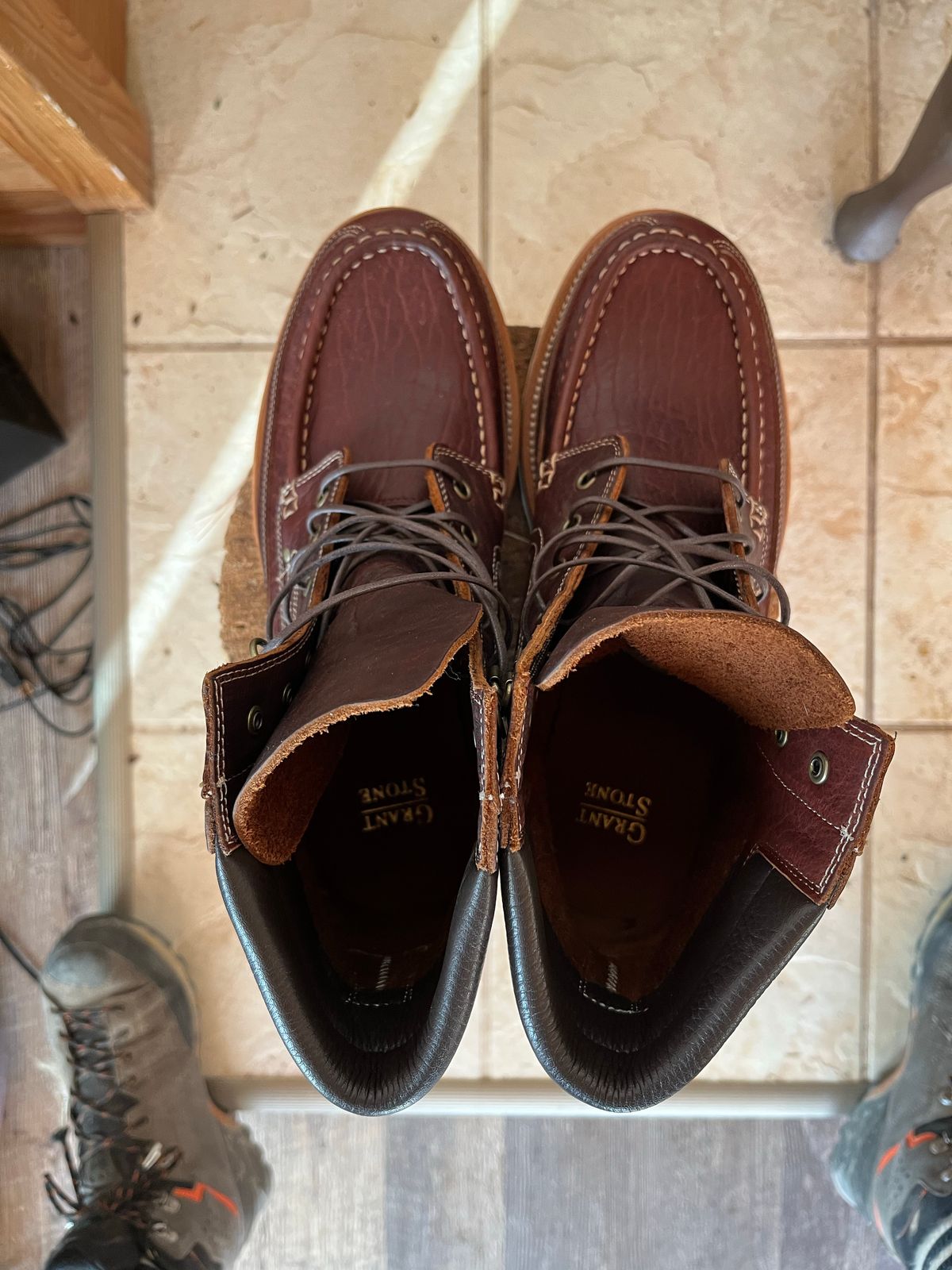 Photo by daftdonald on October 5, 2022 of the Grant Stone Field Boot in Seidel Walnut Bison.