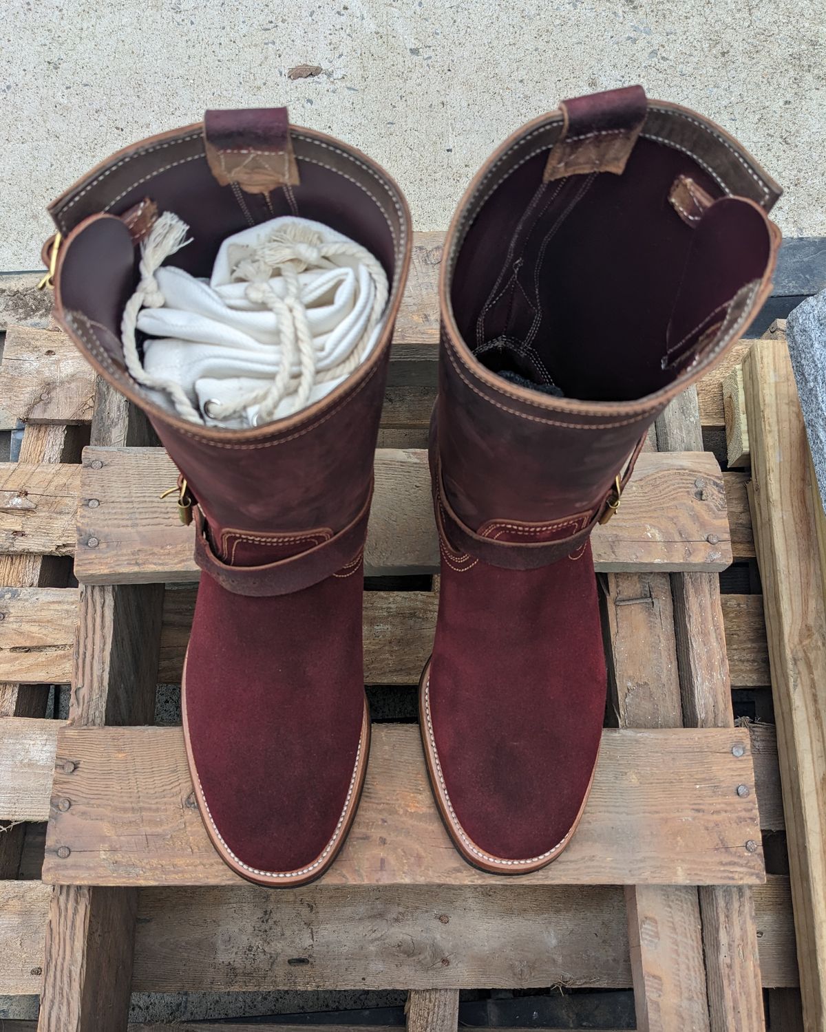 Photo by Lazy_Spread on October 5, 2023 of the Unsung U 22-2 Engineer Boot in Horween Burgundy Workshoe Butt Roughout.