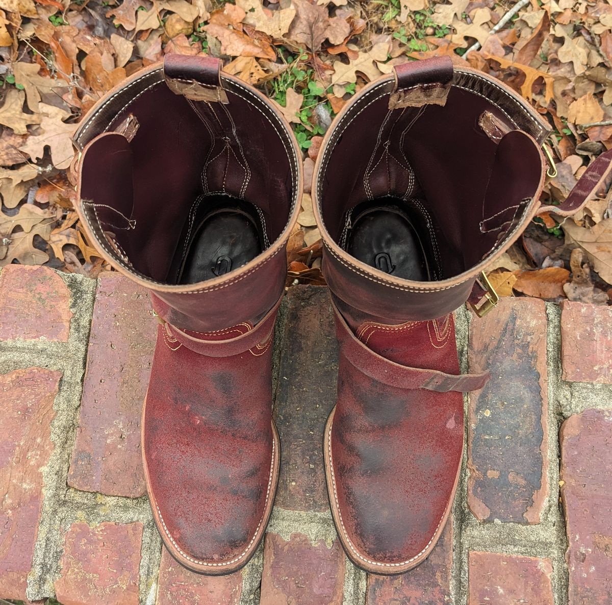 Photo by Lazy_Spread on December 4, 2023 of the Unsung U 22-2 Engineer Boot in Horween Burgundy Workshoe Butt Roughout.