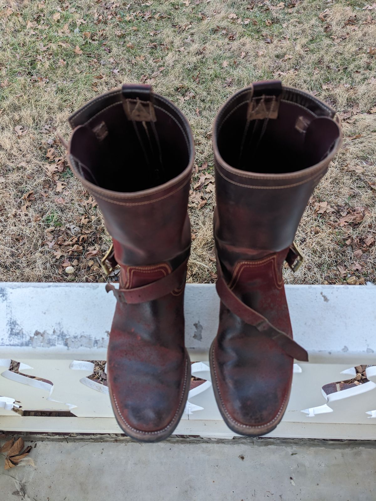 Photo by Lazy_Spread on January 4, 2024 of the Unsung U 22-2 Engineer Boot in Horween Burgundy Workshoe Butt Roughout.