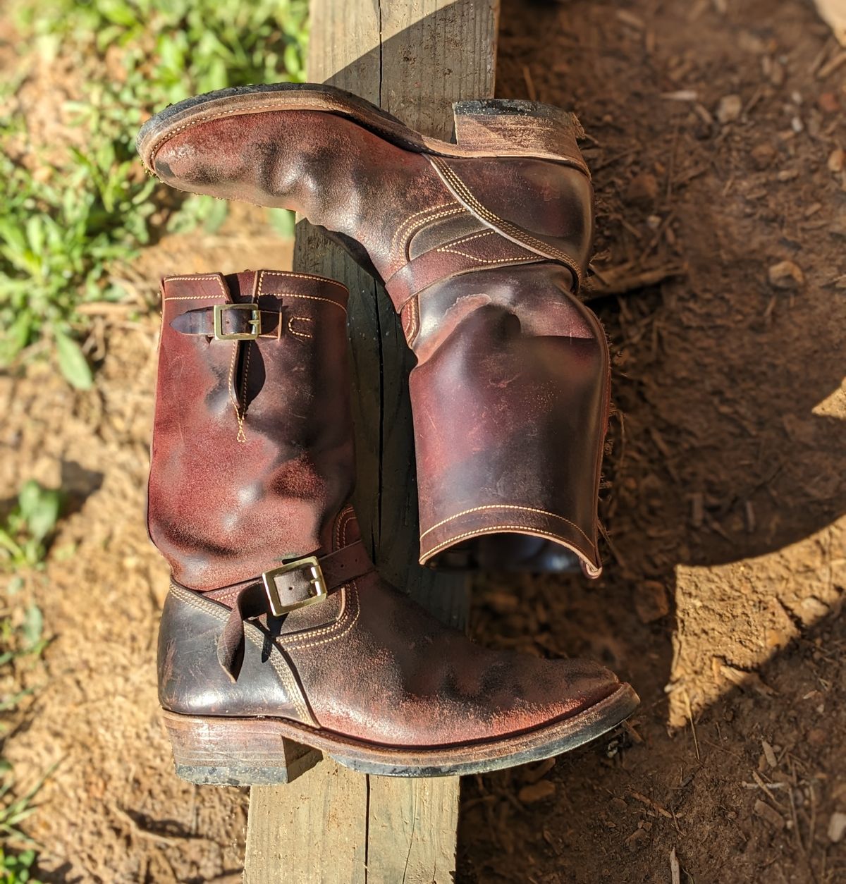 Photo by Lazy_Spread on April 5, 2024 of the Unsung U 22-2 Engineer Boot in Horween Burgundy Workshoe Butt Roughout.