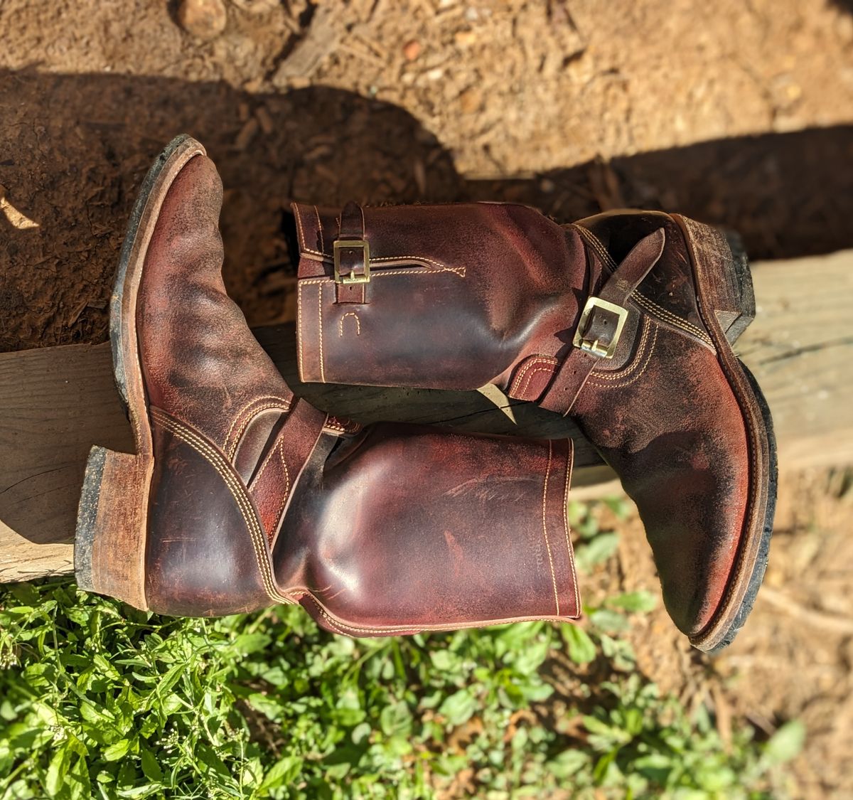 Photo by Lazy_Spread on April 5, 2024 of the Unsung U 22-2 Engineer Boot in Horween Burgundy Workshoe Butt Roughout.