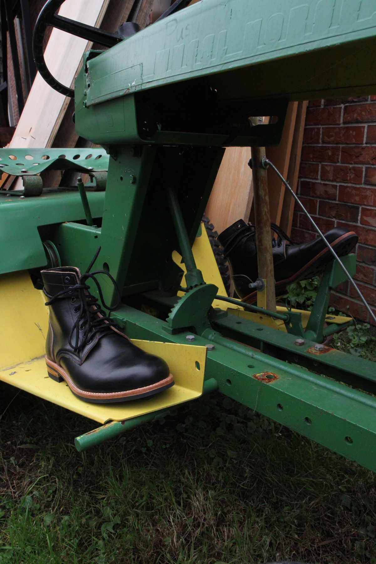Photo by foot.siebitch on October 1, 2022 of the Oak Street Bootmakers Trench Boot in Horween Black Chromexcel.