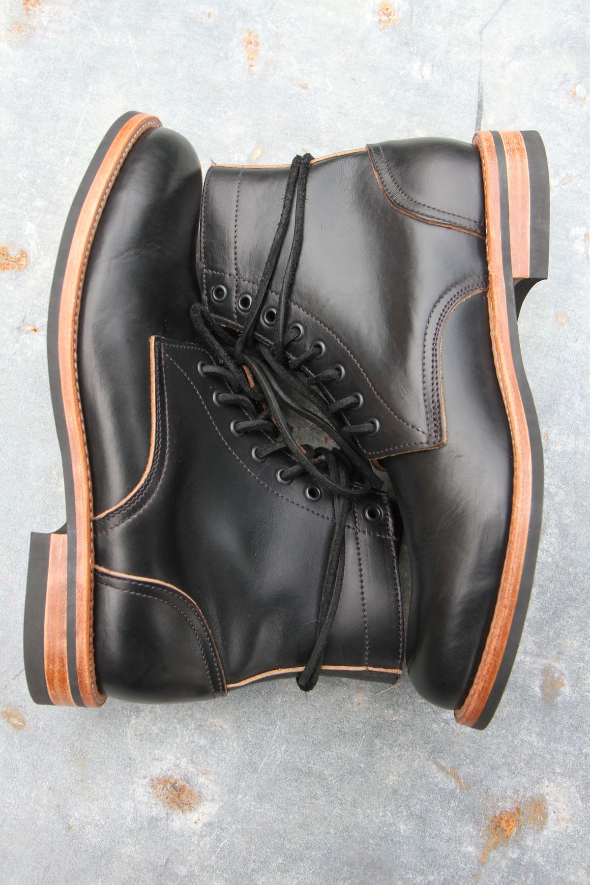 Photo by foot.siebitch on October 1, 2022 of the Oak Street Bootmakers Trench Boot in Horween Black Chromexcel.
