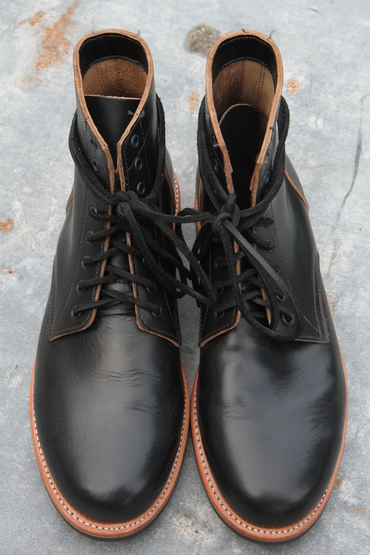 Photo by foot.siebitch on October 1, 2022 of the Oak Street Bootmakers Trench Boot in Horween Black Chromexcel.