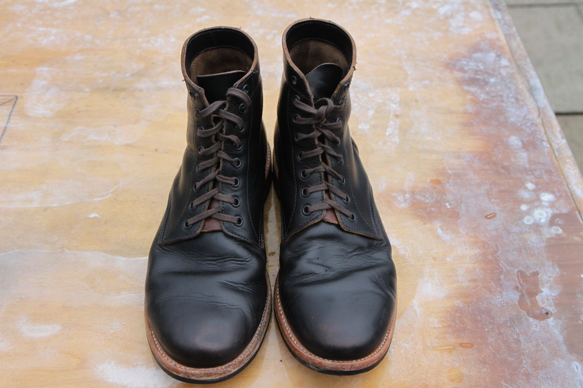 Photo by foot.siebitch on December 3, 2022 of the Oak Street Bootmakers Trench Boot in Horween Black Chromexcel.