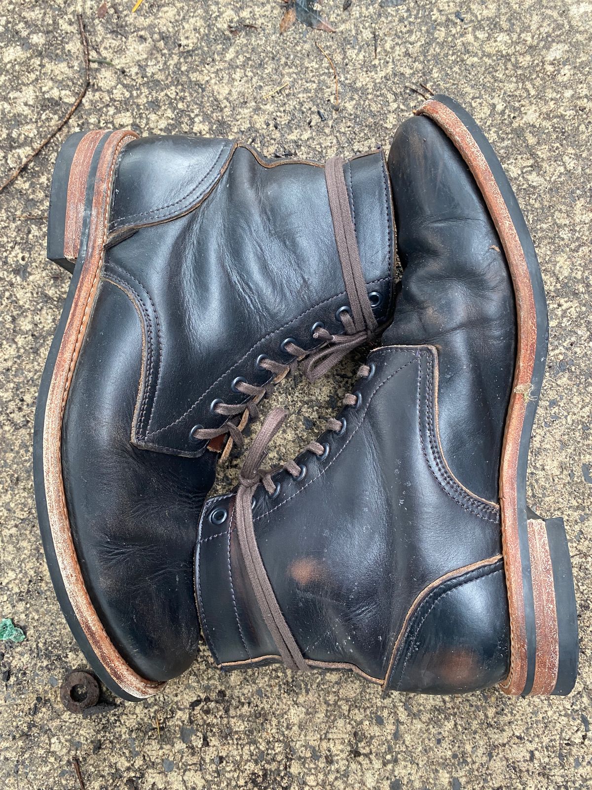 Photo by foot.siebitch on January 2, 2023 of the Oak Street Bootmakers Trench Boot in Horween Black Chromexcel.