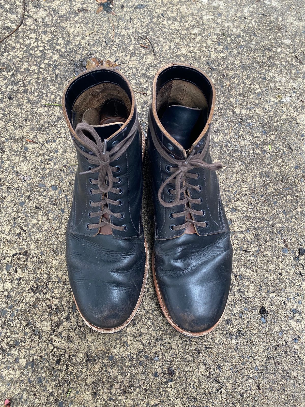 Photo by foot.siebitch on January 2, 2023 of the Oak Street Bootmakers Trench Boot in Horween Black Chromexcel.