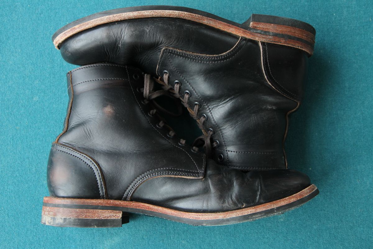 Photo by foot.siebitch on February 4, 2023 of the Oak Street Bootmakers Trench Boot in Horween Black Chromexcel.