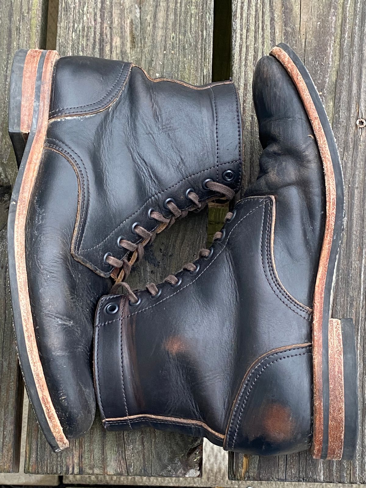 Photo by foot.siebitch on March 4, 2023 of the Oak Street Bootmakers Trench Boot in Horween Black Chromexcel.