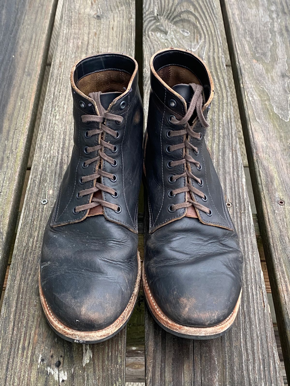 Photo by foot.siebitch on March 4, 2023 of the Oak Street Bootmakers Trench Boot in Horween Black Chromexcel.