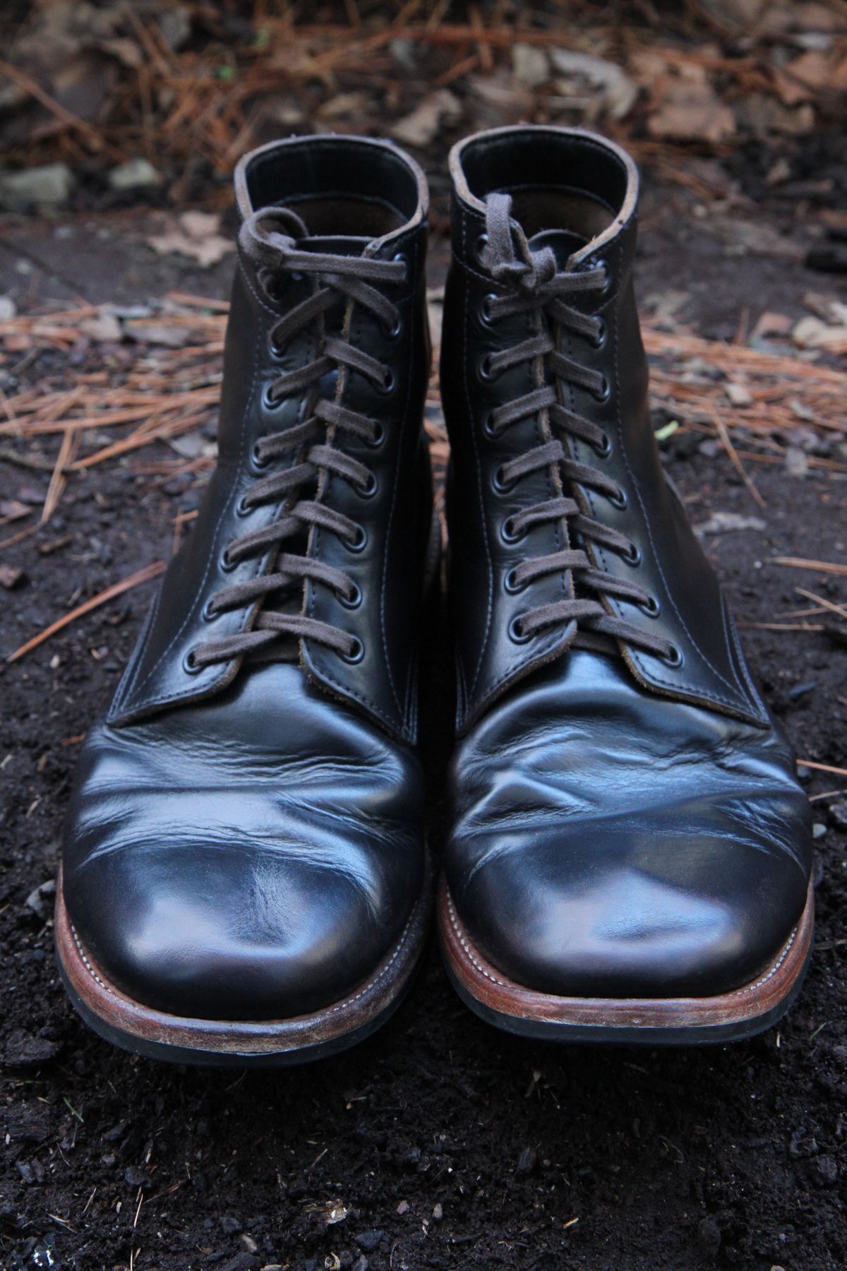 Photo by foot.siebitch on April 1, 2023 of the Oak Street Bootmakers Trench Boot in Horween Black Chromexcel.