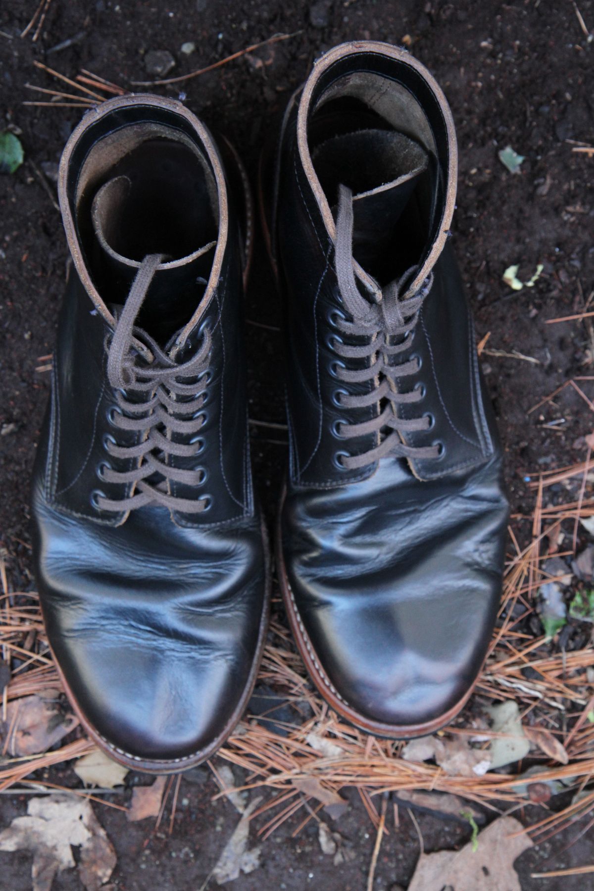 Photo by foot.siebitch on April 1, 2023 of the Oak Street Bootmakers Trench Boot in Horween Black Chromexcel.