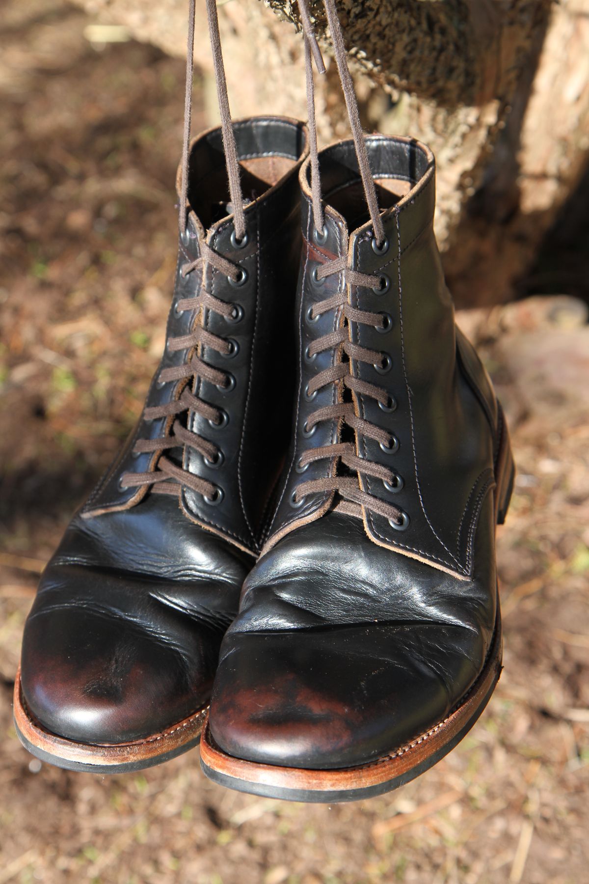 Photo by foot.siebitch on April 1, 2023 of the Oak Street Bootmakers Trench Boot in Horween Black Chromexcel.